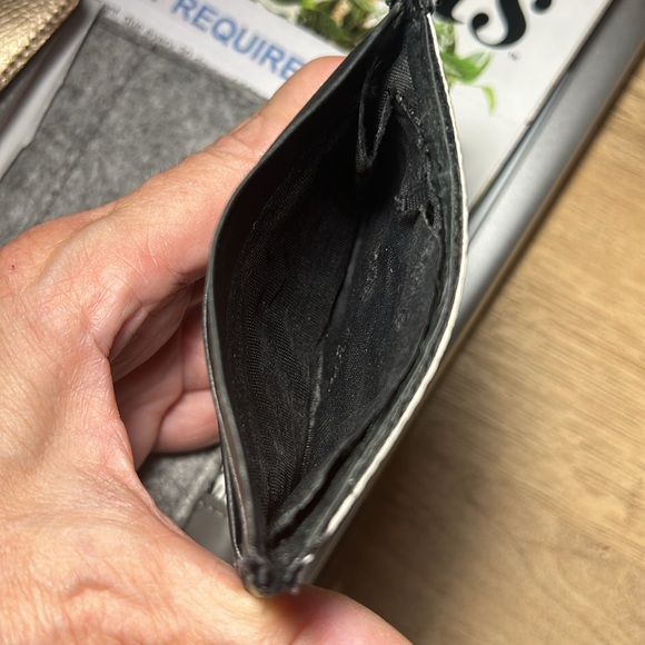 Burberry Card Wallet-Classic stripe imprinted with Burberry logo on the front. - Picture 9 of 9